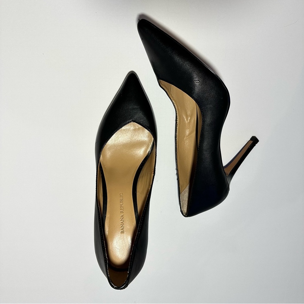 BANANA REPUBLIC BLACK PUMP